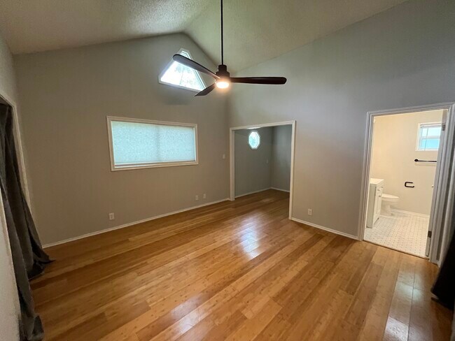 Building Photo - 1904 E 10th St