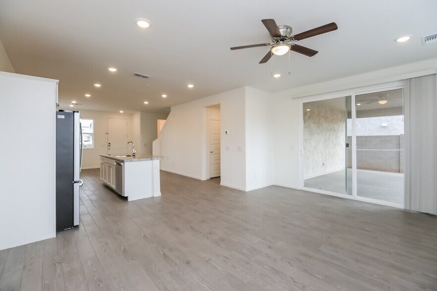 Building Photo - 2055 S Saguaro Dr
