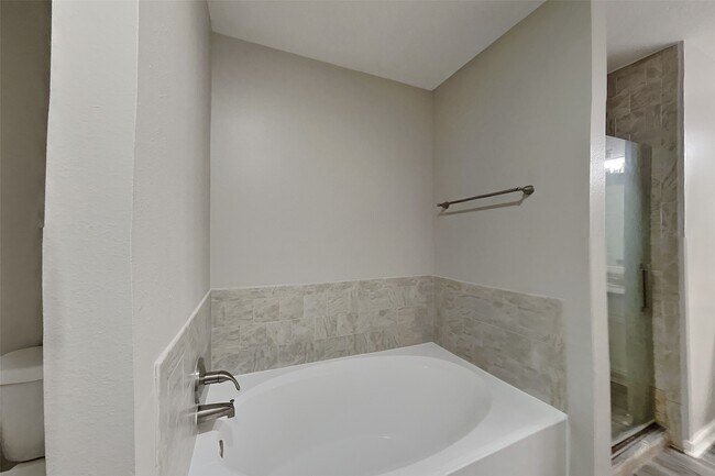 Building Photo - 16127 Hilton Head Ln