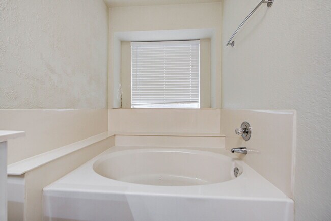 Building Photo - 2904 Canyon Oaks Ct