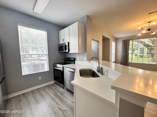 Building Photo - 13703 Richmond Park Dr N