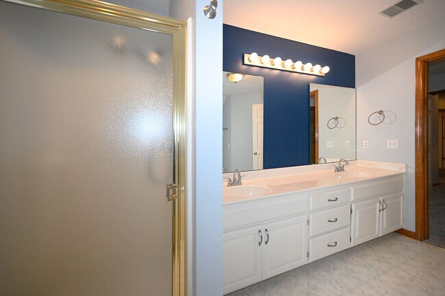 Building Photo - 4 Bedroom,2.5 Bath with 2-car garage Platt...