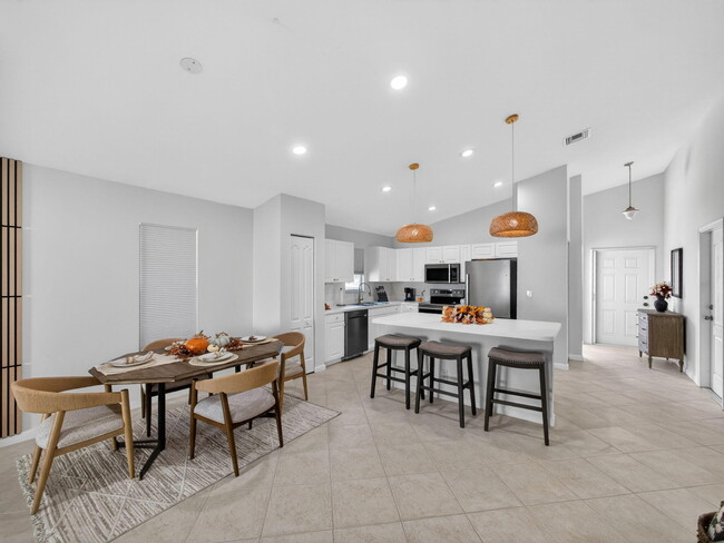 Building Photo - 2757 SW Versailles Terrace