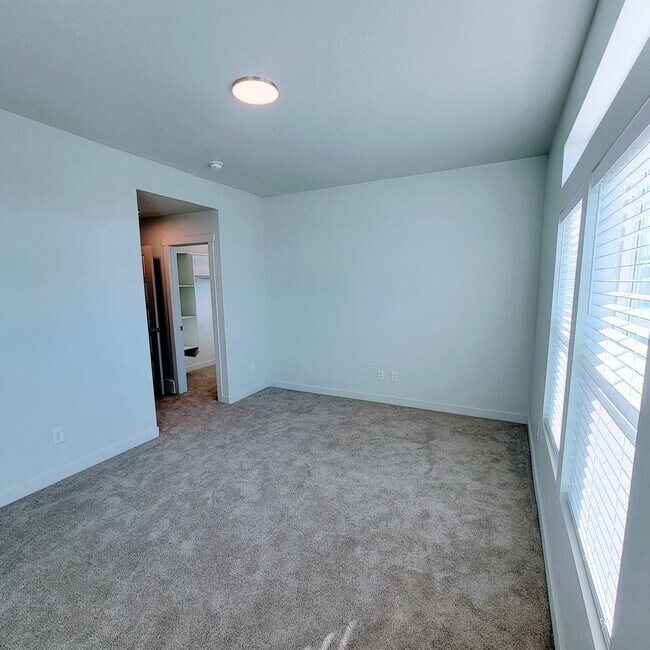Building Photo - Gorgeous Townhome!!!