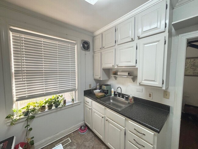 Building Photo - 1 Bedrom 1 Bath at Heathwood Court