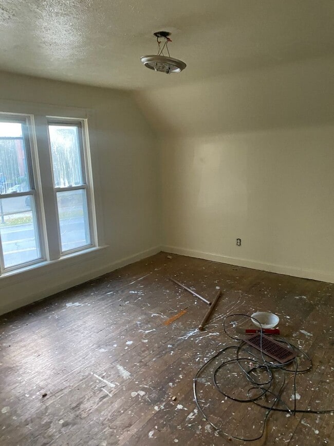 Building Photo - 2nd fooor walk-up duplex in historic house...