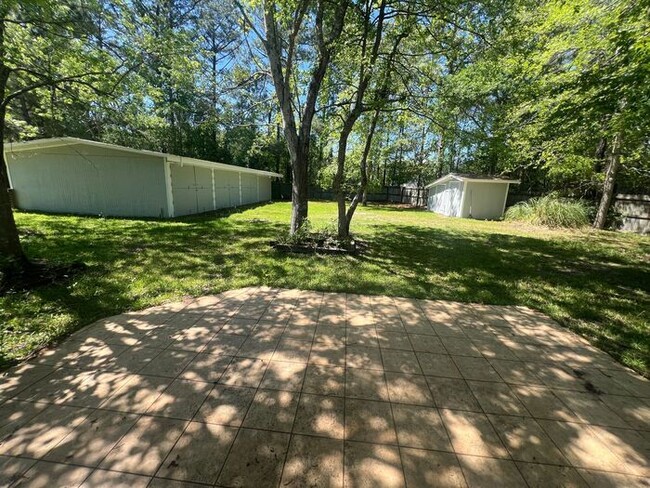 Building Photo - Freshly paint! No Carpet! Barn/Garage! Fir...