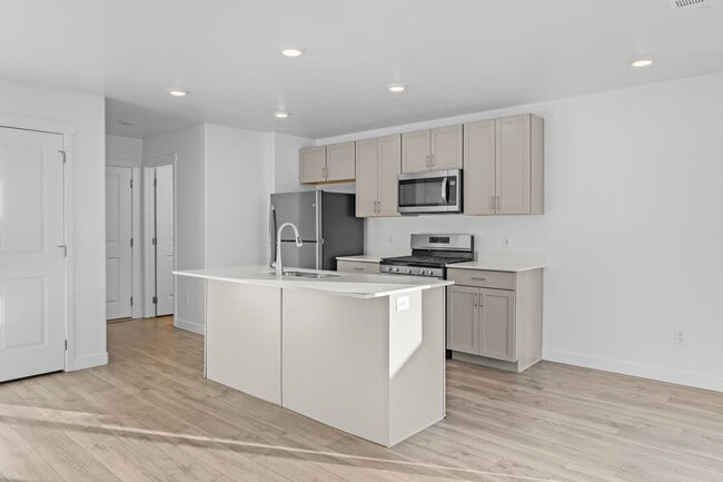 Building Photo - Comfortable and Spacious 4-Bedroom Townhom...