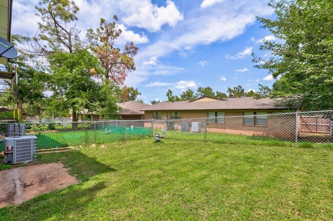Building Photo - 4 bed 1.5 bath duplex in Midwest City