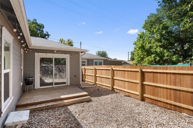 Building Photo - 2609 S 5th St