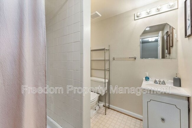 Building Photo - 726 Pine Tree Ct