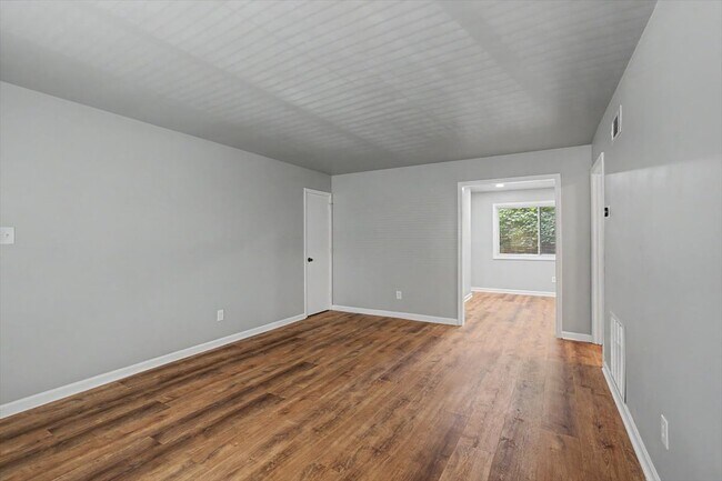 Building Photo - 2430 Coosawattee Dr NE