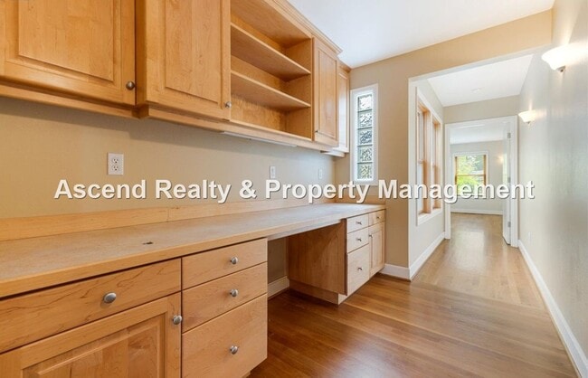 Building Photo - Available NOW! 3 Level 4bed/3bath Convenie...