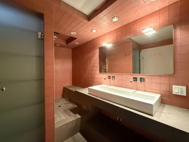 Building Photo - 211 E Ohio St