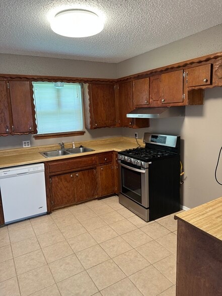 Building Photo - 620 N Janeway Ave