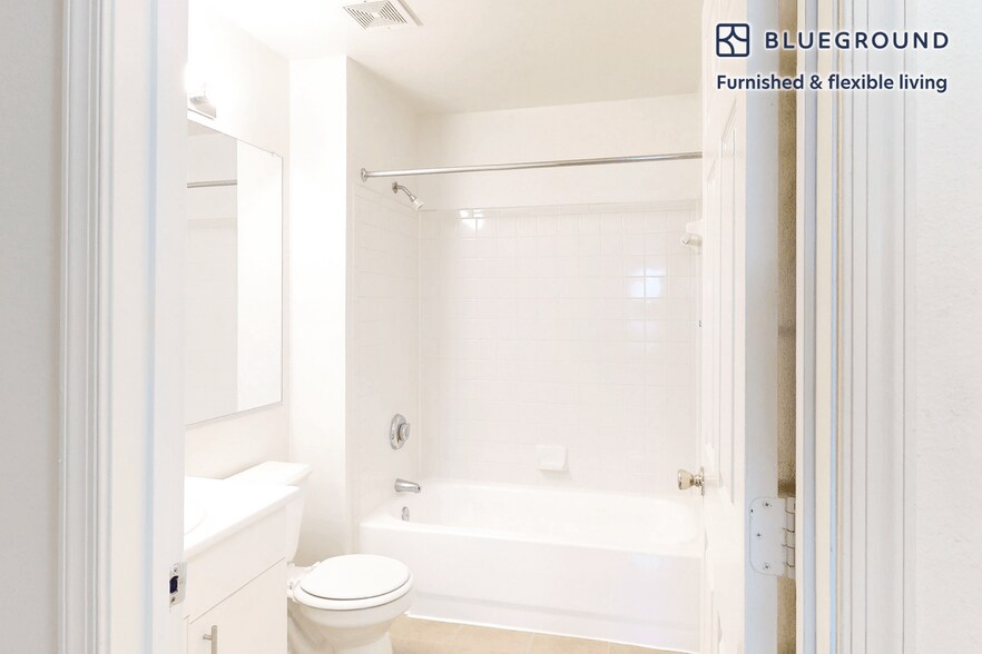 Building Photo - 15717 Winners Dr