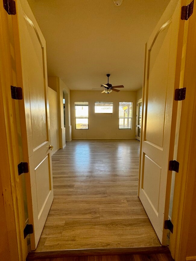 Building Photo - FOR RENT