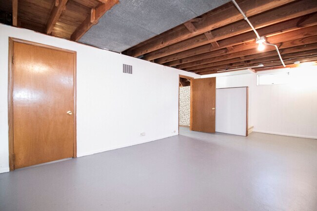 Building Photo - 4353 Lyman Ave