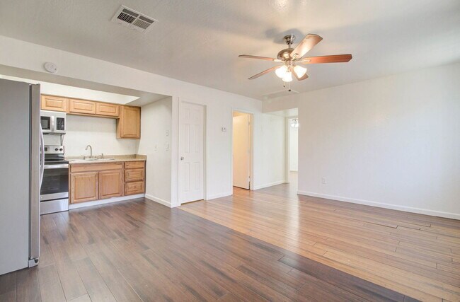 Building Photo - 1501 E Roosevelt St