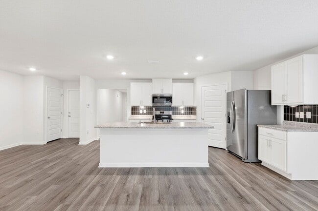 Building Photo - Spacious 5 Bedroom Home with Community Pool