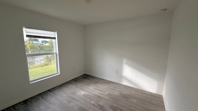 Building Photo - 2920 NW 4th Pl