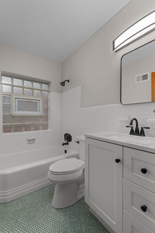 Building Photo - 4980 Fyler Ave