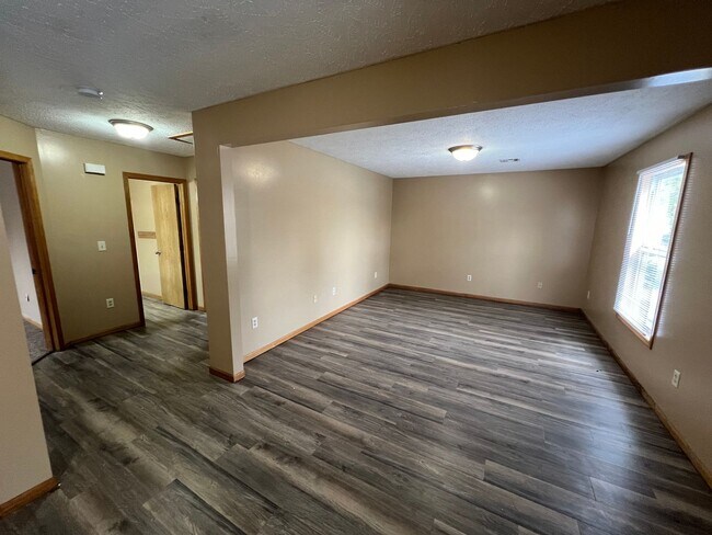 Building Photo - 222-222 W Home St