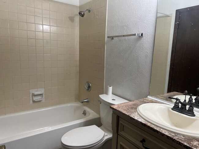 Upstairs Bathroom with Tub - 3160 Eastwood Ct