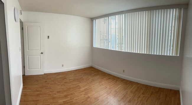 Building Photo - NEWLY UPGRADED BEAUTIFUL TWO BEDROOMS 2 BA...