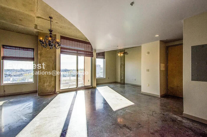 Building Photo - 600 12th Ave S