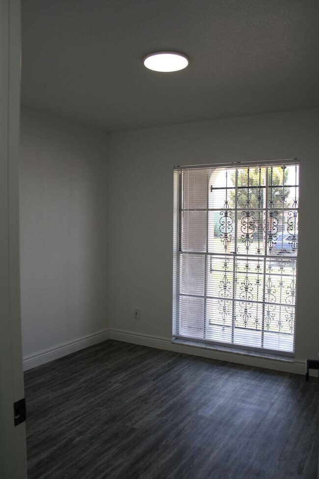 Building Photo - Charming Home in a Prime Location – Update...