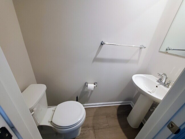 Building Photo - Beautiful 3 bedroom 2 1/2 bath townhome available for lease in Swedesboro