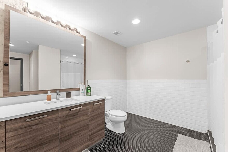 Building Photo - 555 Evergreen St