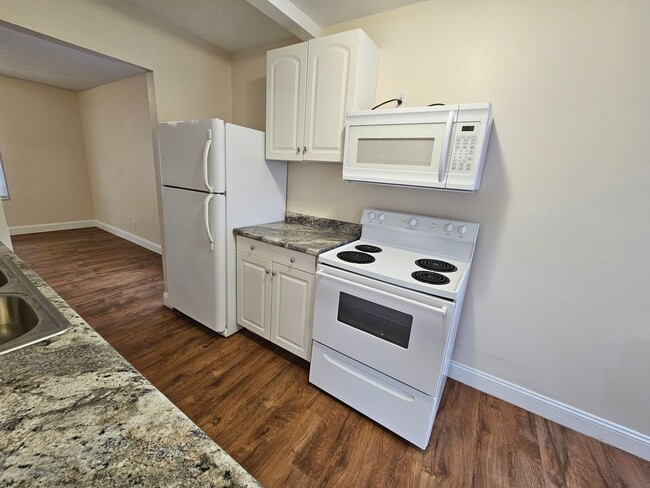 Building Photo - 2 bed, 1 bath, close to ND