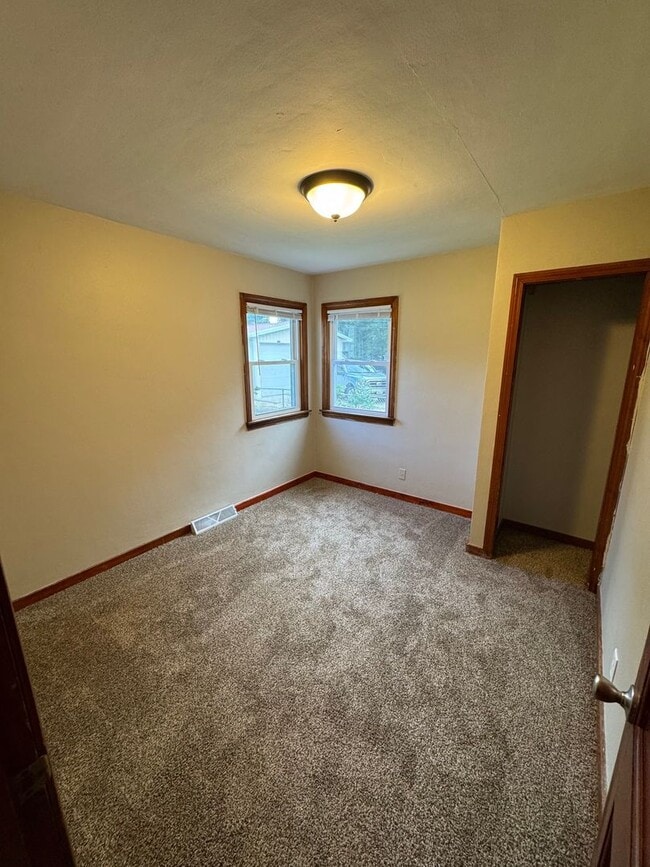 Building Photo - Two Bedroom One Bathroom Home in Machesney...