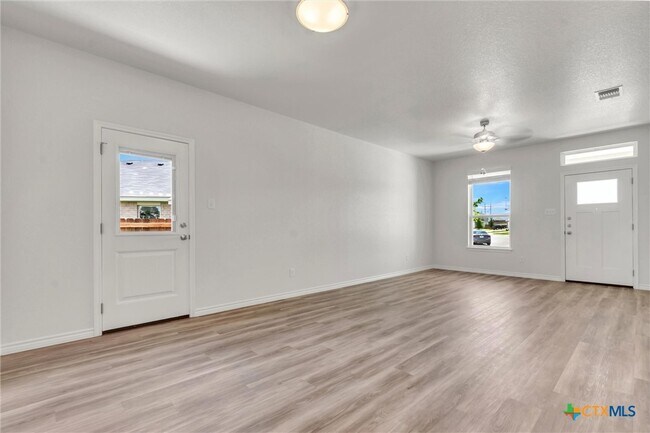 Building Photo - 1118 B Zora Dr
