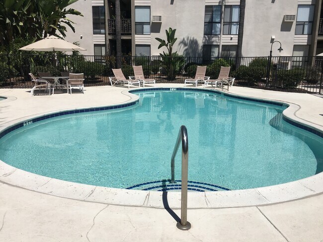 Building Photo - One Bedroom Condo in San Carlos!!