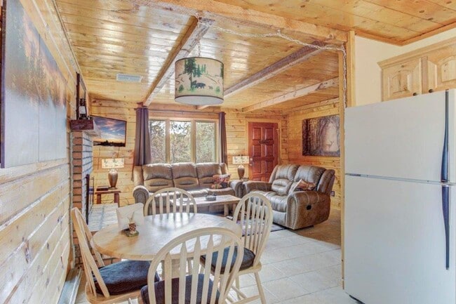 Building Photo - Adorable 2 bed / 1 bath Log Cabin