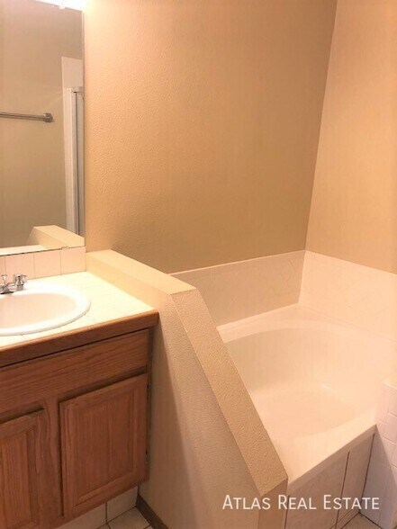 Building Photo - 3820 Dolphin Cir