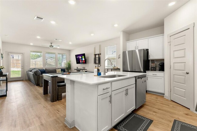 Building Photo - 10513 Defender Trl