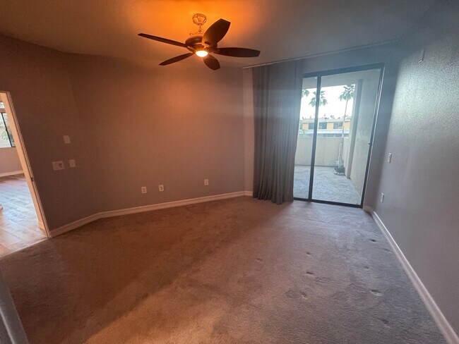 Building Photo - 810 E Palm Canyon Dr
