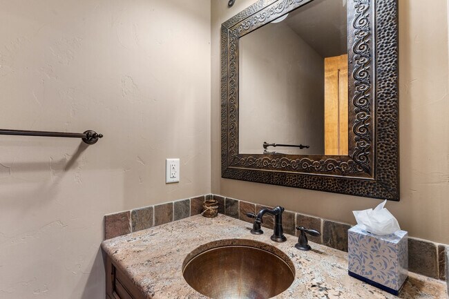 Building Photo - 2137 Overlook Dr