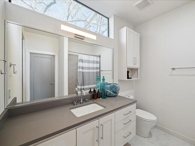 Building Photo - 1737 Libbey Dr