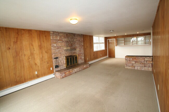 Building Photo - Single Family Home off Frontage Rd!