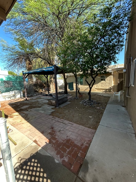 Building Photo - 433 E 23rd St