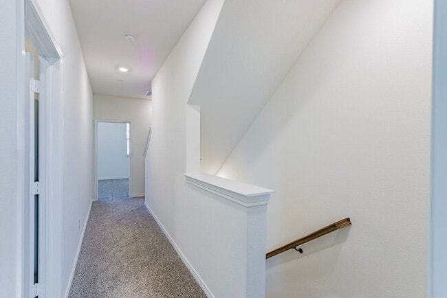 Building Photo - 326 Shasta Dr