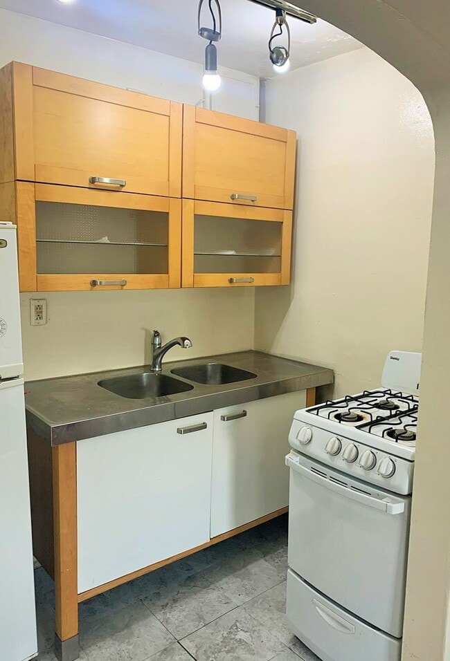 Building Photo - 2315 N Charles St