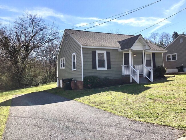 Building Photo - Adorable Bungalow with 2BR/1BA in Greer - desirable neighborhood in Greenville County - close to ...