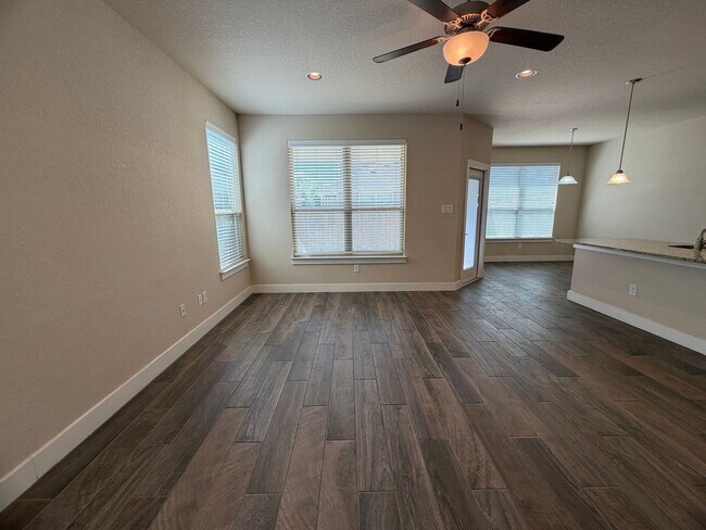 Building Photo - Great Location ~ Fabulous Townhome in New Braunfels 3/2.5 ~ Minutes from Gruene ~ Move in Ready!