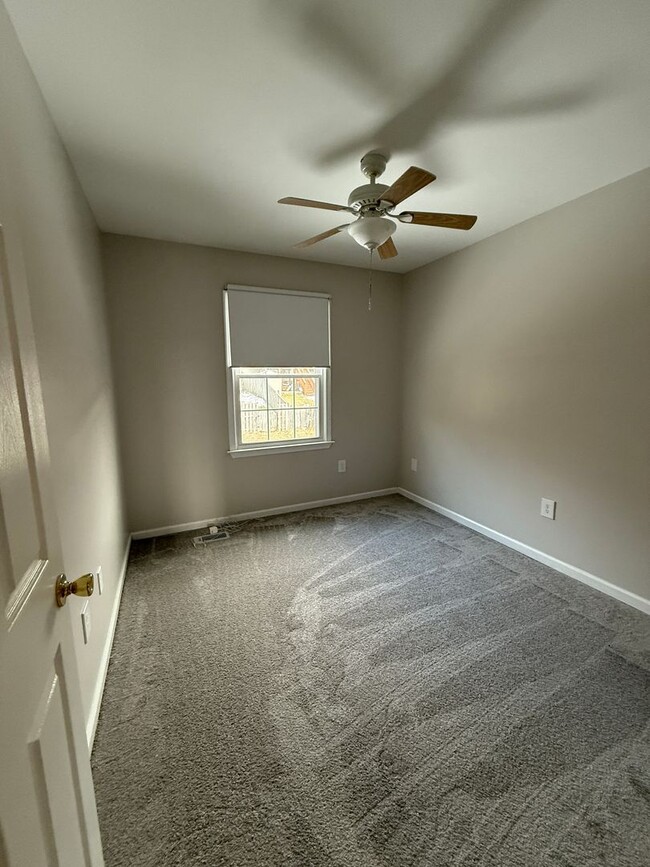 Building Photo - Winter Move-In Special! $400 Off – Price R...